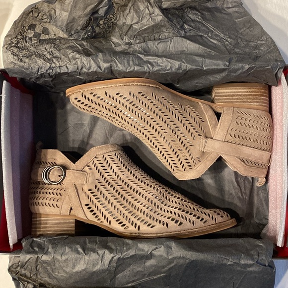 Vince Camuto Campina Smoke Cloud True Suede Almond Ankle Bootie Boots Size 6 - Picture 9 of 9